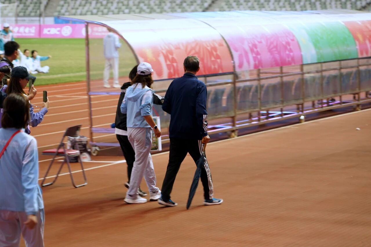 东体：季军战前徐根宝高烧39度，赛后拄伞退场时回望比赛场