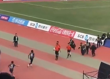 球员飞踹裁判员！川超回应：加强管理，由公安机关进行调查处理