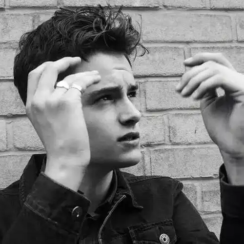 6686体育官网铁牌作者Grayson