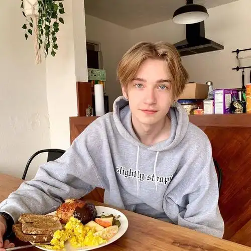 6686体育官网高级作者Hayden