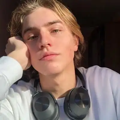 6686体育官网铁牌作者Scarlett