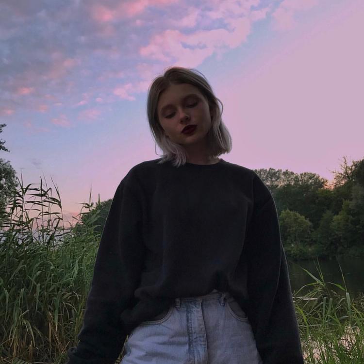 6686体育官网铁牌作者Lilly